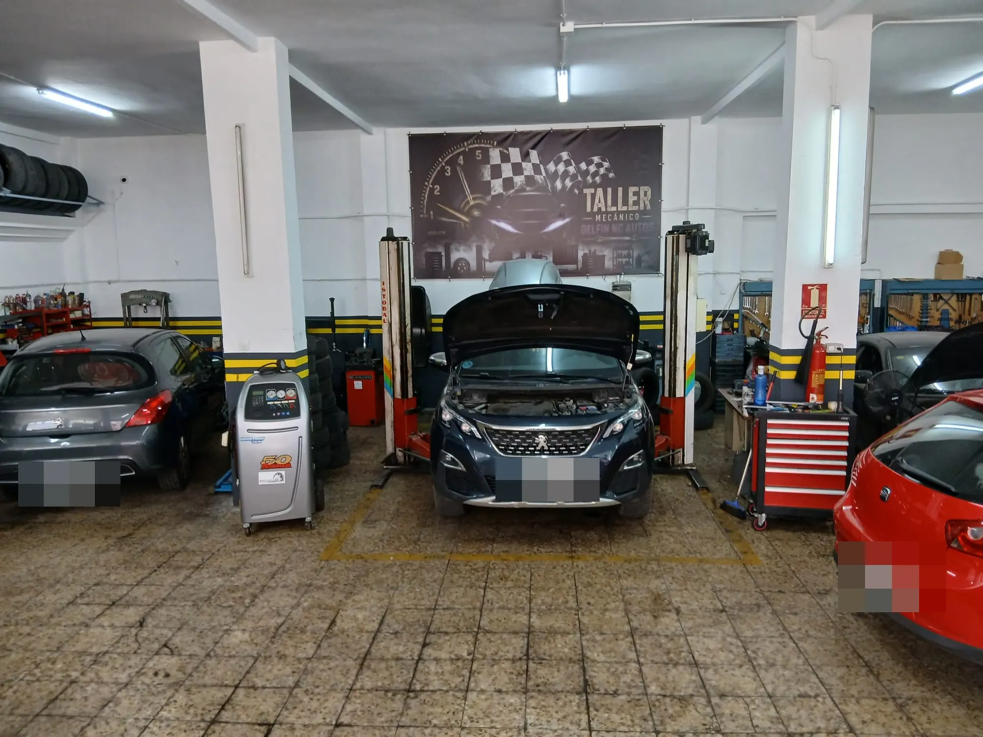 La nave principal, con el elevador de dos columnas y el equipo de carga de aire acondicionado